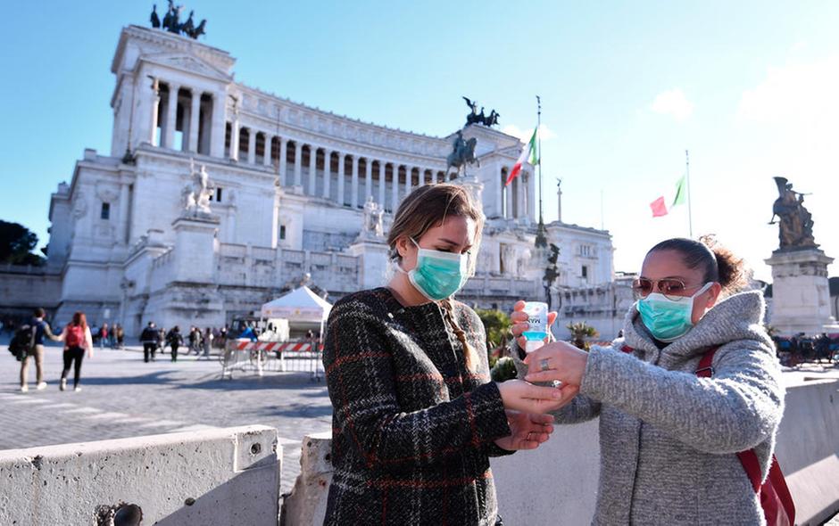 Coronavirus Roma disinfezione delle mani di due turiste
