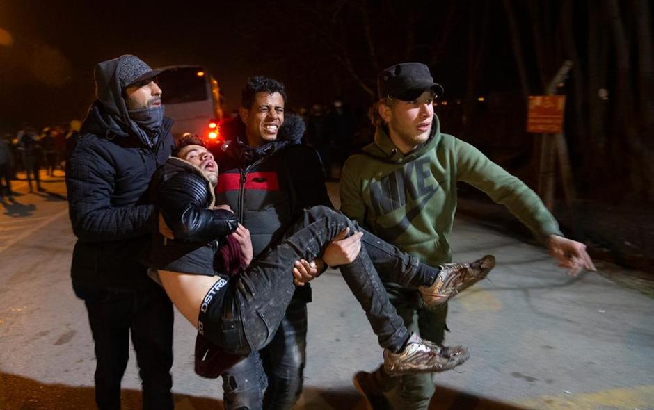 Confine Grecia Turchia due migranti feriti