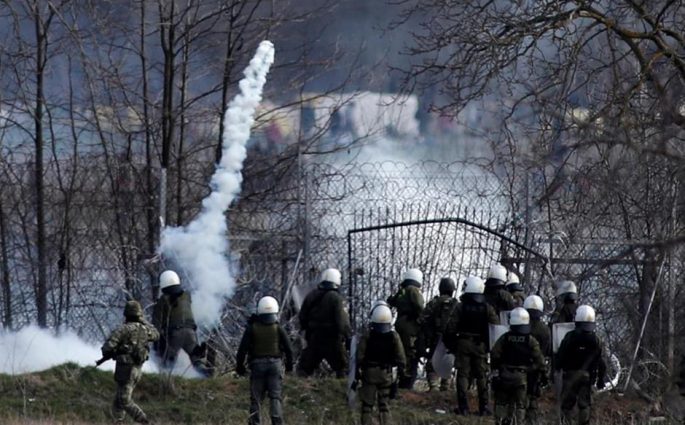 Polizia greca lancia gas lacrimogeni contro i migranti siriani al confine con la Turchia