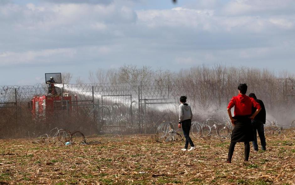 Polizia greca lancia gas lacrimogeni contro i migranti siriani al confine con la Turchia